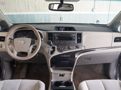 Used 2011 Toyota Sienna LE FWD image 17