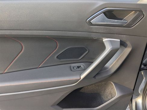 Used 2024 Volkswagen Tiguan SE image 23