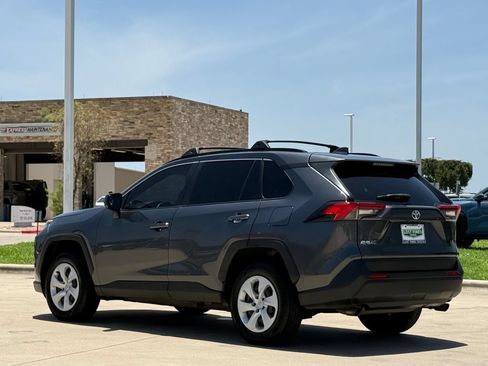 Used 2019 Toyota RAV4 LE FWD image 3
