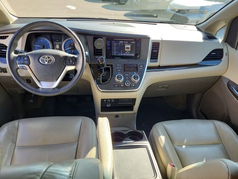 Used 2017 Toyota Sienna XLE Premium image 18