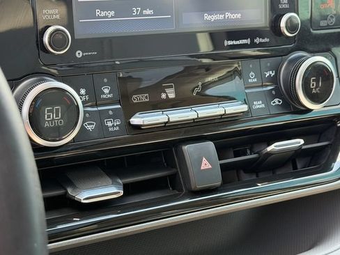 Used 2021 Toyota Highlander XLE FWD image 30