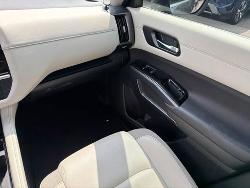 Used 2023 Nissan Pathfinder SL AWD/4WD image 21