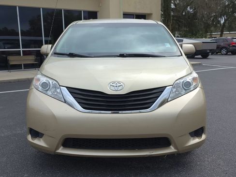 Used 2014 Toyota Sienna LE image 2