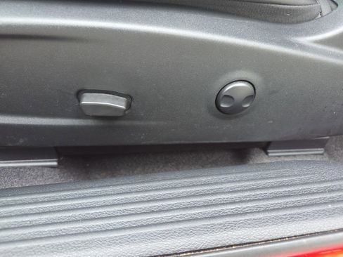 Used 2022 Dodge Challenger SXT w/ Plus Package image 19