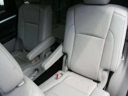 Used 2019 Toyota Highlander XLE AWD/4WD image 10