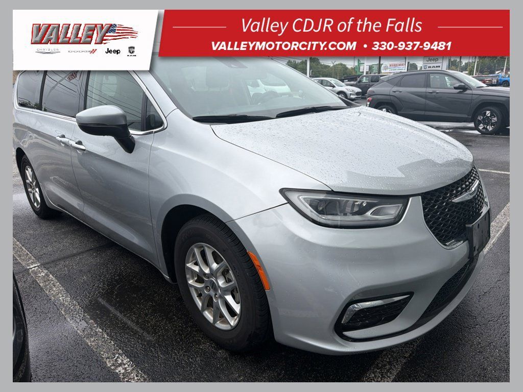 Used 2023 Chrysler Pacifica Touring-L FWD image 1