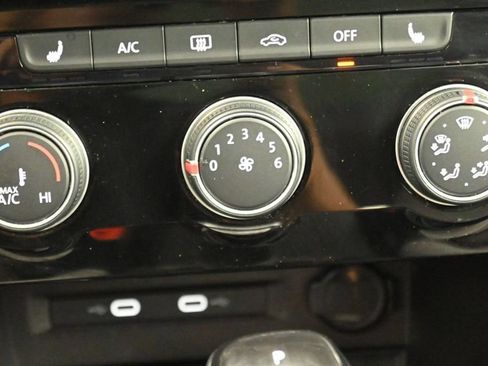 Used 2023 Volkswagen Taos SE w/ Panoramic Sunroof Package FWD image 20