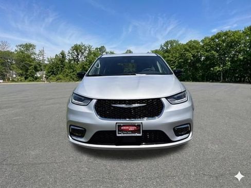 Used 2024 Chrysler Pacifica Limited FWD image 3