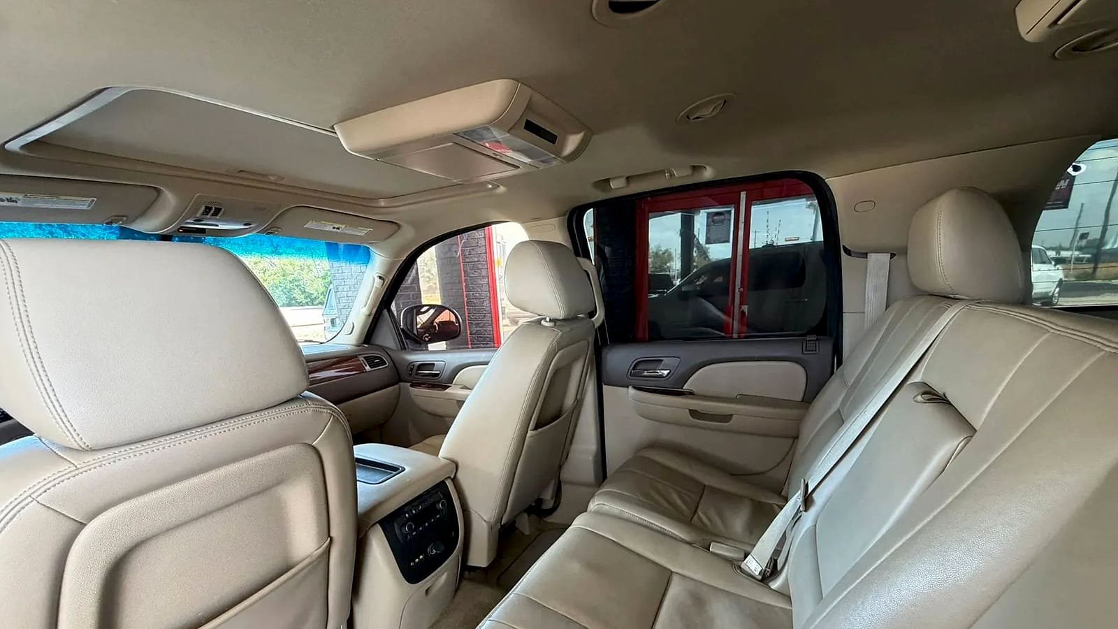 Used 2014 Chevrolet Suburban LT RWD image 15