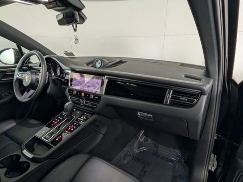 Certified 2025 Porsche Macan 2.0T image 19