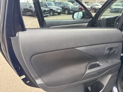 Used 2015 Mitsubishi Outlander ES image 17