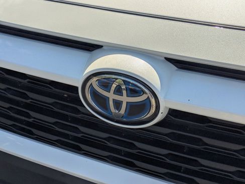 Used 2022 Toyota RAV4 XLE Premium image 10