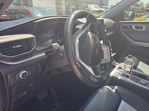 Used 2022 Ford Explorer XLT w/ Equipment Group 202A image 5