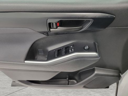 Used 2023 Toyota Highlander L image 28