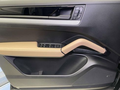 Used 2025 Porsche Cayenne Coupe image 35