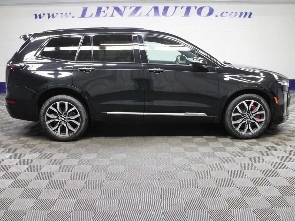 Used 2022 Cadillac XT6 Sport w/ Technology Package AWD/4WD image 2
