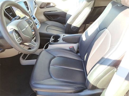 Used 2024 Chrysler Pacifica Touring-L image 21