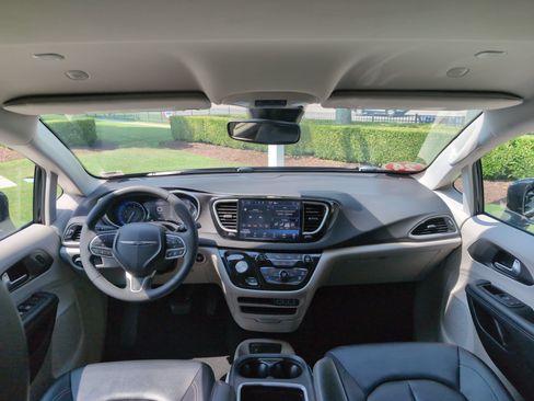Used 2024 Chrysler Pacifica Touring-L FWD image 27
