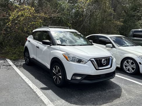 Used 2020 Nissan Kicks SV image 1