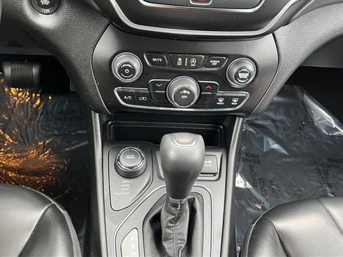 Used 2019 Jeep Cherokee Latitude Plus AWD/4WD image 32
