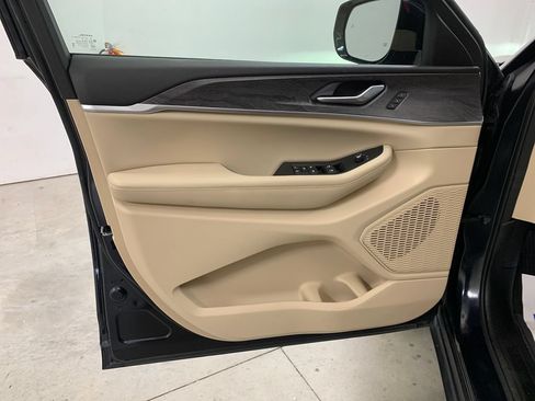 Used 2024 Jeep Grand Cherokee Limited AWD/4WD image 18