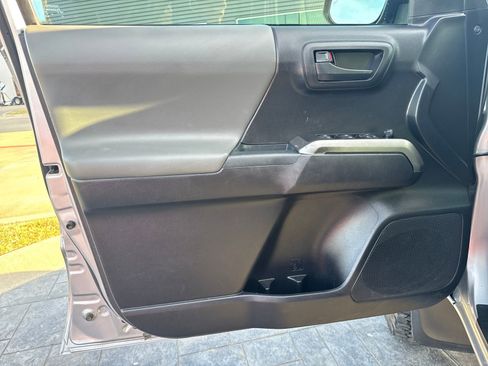 Used 2020 Toyota Tacoma SR5 image 9