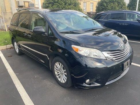 Used 2015 Toyota Sienna XLE Premium image 1