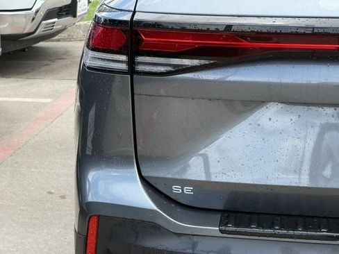 Used 2025 Volkswagen Tiguan SE FWD image 5