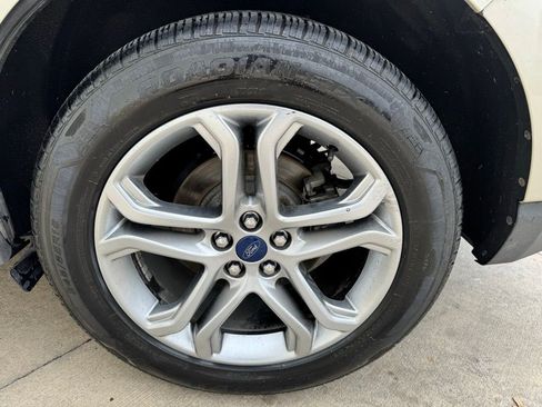 Used 2018 Ford Edge Titanium w/ Equipment Group 302A AWD/4WD image 9