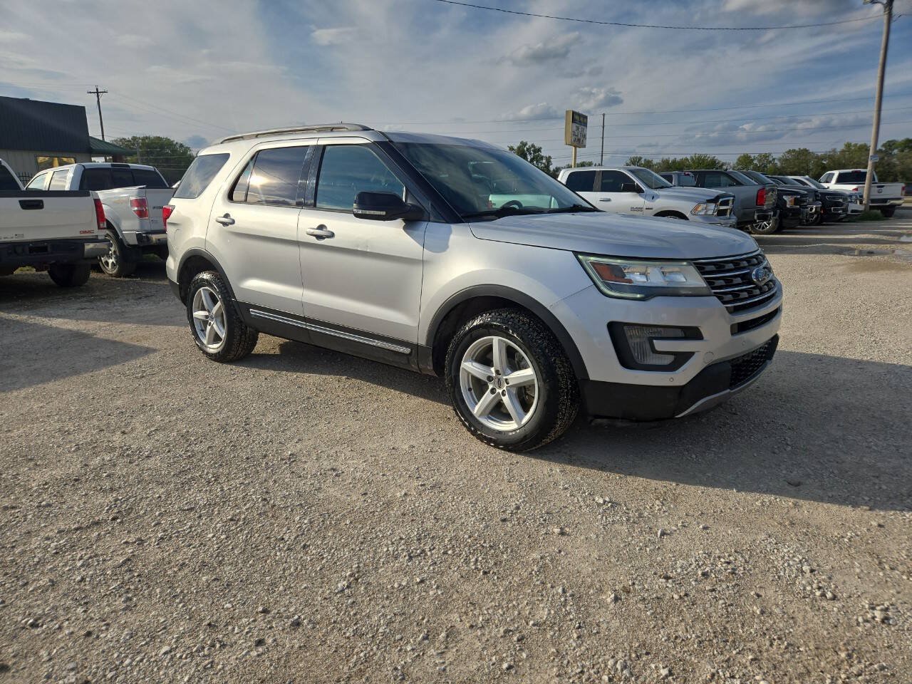 Used 2017 Ford Explorer XLT w/ Equipment Group 202A AWD/4WD image 1