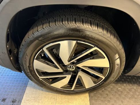 Certified 2024 Volkswagen Atlas SE FWD image 9