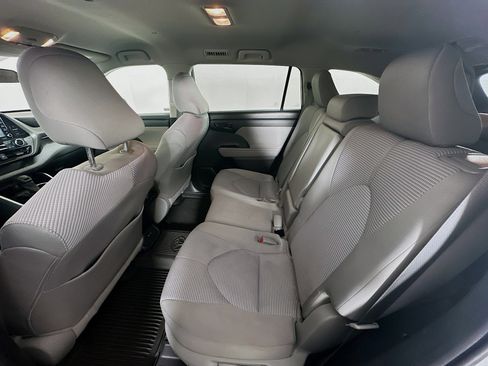 Used 2020 Toyota Highlander L image 28