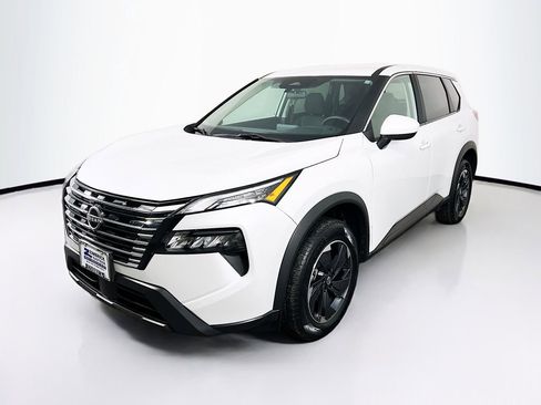 Used 2024 Nissan Rogue SV image 3