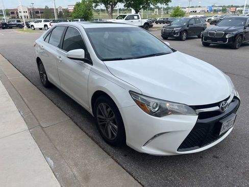 Used 2015 Toyota Camry SE w/ Moonroof Package image 5