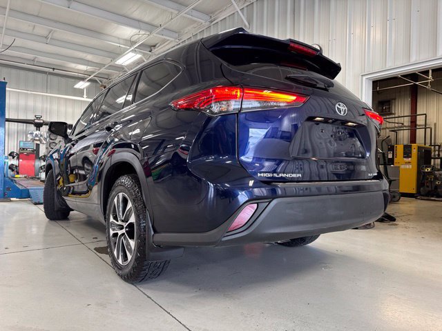 Used 2022 Toyota Highlander XLE AWD/4WD image 9