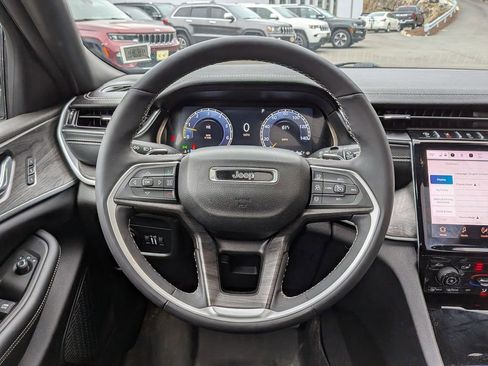 Used 2024 Jeep Grand Cherokee L Limited AWD/4WD image 15