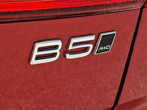 Certified 2024 Volvo XC60 B5 Plus w/ Protection Package Premier AWD/4WD image 32