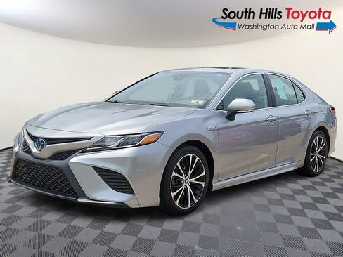 Used 2020 Toyota Camry SE w/ Sunroof Package FWD image 3