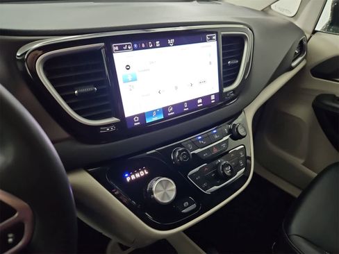 Used 2024 Chrysler Pacifica Touring-L image 27