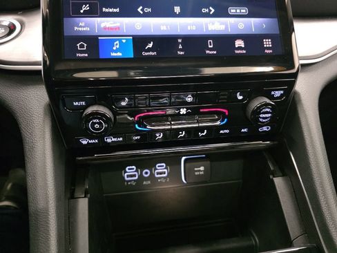Used 2024 Jeep Grand Cherokee Limited AWD/4WD image 19