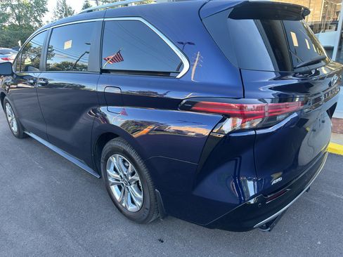 Used 2022 Toyota Sienna Platinum AWD/4WD image 4