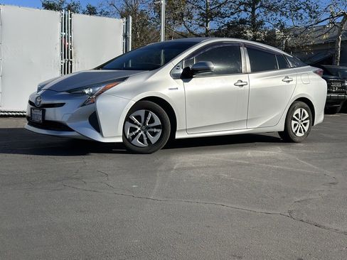Used 2018 Toyota Prius Two image 1