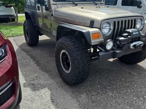 Used 2004 Jeep Wrangler 4WD image 2