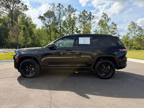 Used 2025 Jeep Grand Cherokee Altitude AWD/4WD image 2