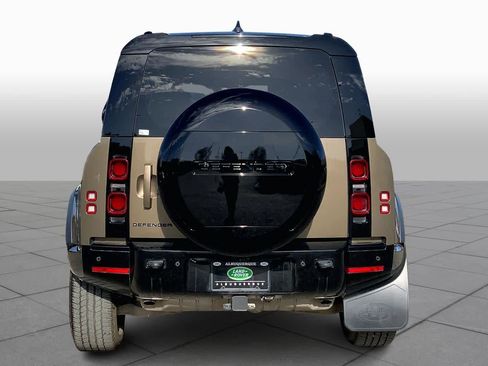 Used 2025 Land Rover Defender 110 X-Dynamic SE image 4