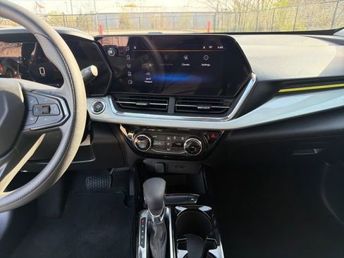 Used 2025 Chevrolet Trax LT image 20