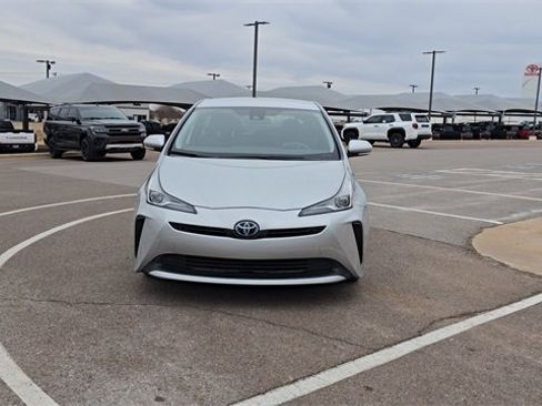 Used 2022 Toyota Prius LE image 3
