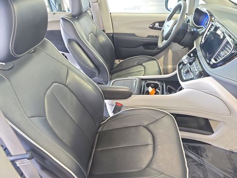 Used 2023 Chrysler Pacifica Limited FWD image 10