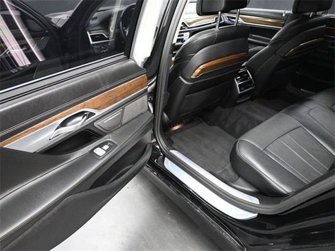 Used 2019 BMW 740i w/ Executive Package image 15