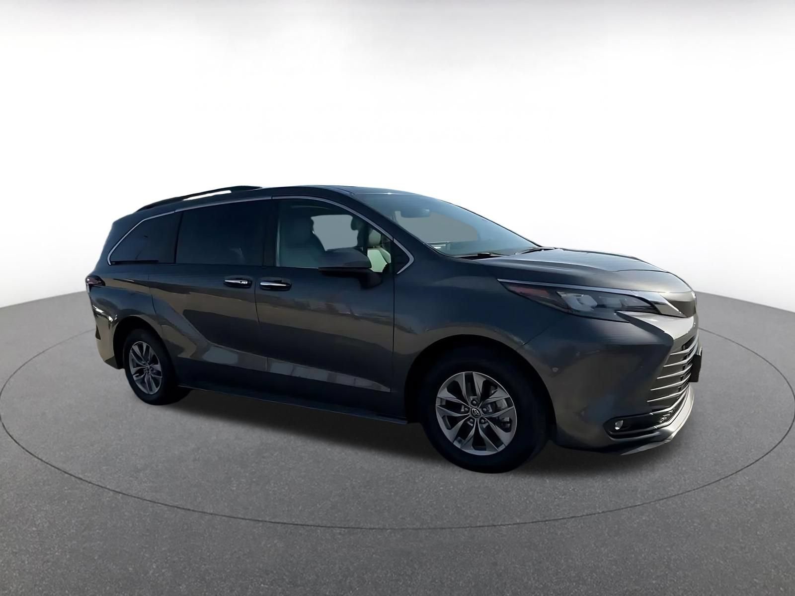 Used 2025 Toyota Sienna XLE FWD image 2